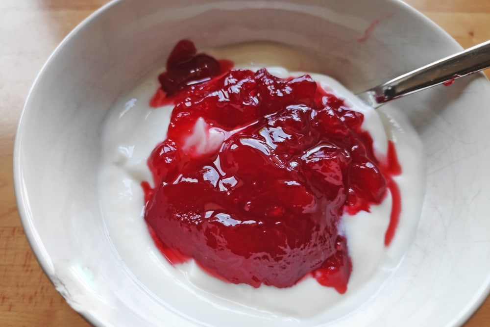 Joghurt mit Marmelade Rezept für einen schnellen Nachtisch